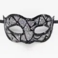 Primo piano dettagliato di una maschera da festa in paillettes nere con motivo argento. - Stile Paillettes Laser Triangolari / argento nero