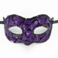 Primo piano dettagliato che mostra la splendida maschera di carnevale con paillettes. - Stile Giuntato Triangolo / Viola