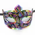 Details der bunten Pailletten Maske, perfekt für Partys und Halloween Kostümfeiern. - Dreieck Mehrfarbig