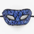 Nahaufnahme Detailaufnahme einer blauen Pailletten Augenmaske fuer Maskenball Party Zubehoer. - Dreieck Blau