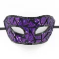 Detailansicht einer violett und schwarz glitzernden Pailletten Maske für Halloween Partys. - Lila Dreieck