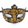 Nahaufnahme der schwarz-goldenen Pailletten-Maskerade-Augenmaske für Party und Karneval. - Dreieck Gold