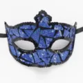 Detaillierte Nahaufnahme der blauen Pailletten-Maskerade-Augenmaske mit feiner Textur. - Dreieck Blau