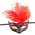 Primer plano de los detalles de la máscara con patrones de purpurina roja y plumas. - Máscara de Plumas / Rojo y Negro