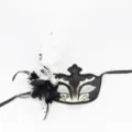 Vue détaillée du masque de bal masqué noir et blanc avec plumes et fleurs délicates. - Noir/Blanc