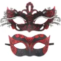Primer plano de exquisitos antifaces de mascarada rojos y negros con diamantes y purpurina. - Set de Circonita Roja