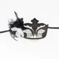 Máscara de mascarada en blanco y negro con plumas y flores, ideal para Halloween y fiestas. - Negro y Blanco