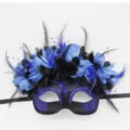 Vista detallada de la mascara de mascarada azul negra textura floral de plumas y borde de encaje. - Azul negro