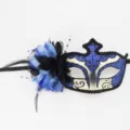 Gedetailleerd overzicht van blauw masker met zwarte veren en bloemen voor feestje. - Blauw en Wit