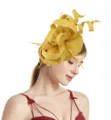 Gele fascinator hoed met veren en mesh lussen, elegante feestelijke haaraccessoire voor dames. - Goud