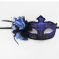 Mascara de mascarada azul y negra con purpurina, plumas y detalle floral para fiesta. - Azul Negro
