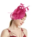 Felroze sinamay fascinator hoed met veren en lussen voor dames feest en bruiloft. - Rozerood
