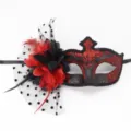 Élégant masque de mascarade rouge et noir avec plumes, fleurs et voile en résille - Maille à Pois Noirs & Fleur Noir Rouge