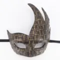 Masque de mascarade en cuir rétro avec design de corne de flamme, idéal pour Halloween. - Grand carreau or antique flamme