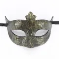 Gros plan du détail du masque de bal masqué rétro en cuir romain avec motifs floraux gaufrés. - Couronne en or antique à motifs