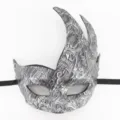 Vue detaillee du masque de mascarade en cuir argente avec des motifs floraux. - Argent antique à motifs (flamme)