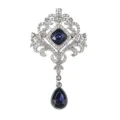 Gros plan du détail de la broche vintage style palais en strass cristal avec pierres bleues. - Bleu