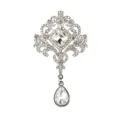 Vue de détail rapprochée de la broche vintage style palais en cristal avec décor de strass. - Blanc