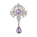 Détail de la broche vintage style palais avec cristal violet et strass étincelants. - Violet