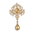 Vue détaillée de la broche baroque dorée vintage, strass étincelants et cristal chic. - Or Champagne