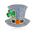 Detailansicht der glitzernden blauen Strass-Kleeblatt-Zylinder-Brosche mit grünem Emaille. - Blau