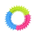 Giocattolo per cani ad anello in gomma spinosa colorata, ideale per masticare e giocare. - Anello tricolore con punte