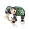 Detail der eleganten Elefantenbrosche in Grün und Gold mit feinem Emaille-Design. - Grüner Elefant Brosche (xz4754B) / Grün