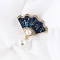 Detalle del exquisito broche de abanico de esmalte azul con pedrería y colgante de perla. - Broche de Abanico de Perla