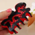 Rot-schwarze Drachen-Haarklammer, Acetat-Hai-Clip Detail für Neujahr und festlichen Style. - Drachenform Stil (H580)