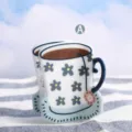 Niedliche Kaffeetasse Haarklammer Variante A, stilvolles blaues Blumen Haaraccessoire Damen. - Blau Floral Weiße Tasse (H1110)