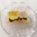 Elegante Blumen Acetat Haarklammer mit gelben und weißen Rosen für Damen und Mädchen Friseurbedarf. - Doppelter Rosen Stil (H914)