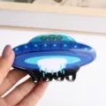 Niedlicher UFO-Alien Acryl Haarklammer für Damen, trendiges Haaraccessoire für den Alltag. - Blaues UFO Design (H1249)
