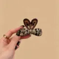 Vintage luipaardprint acetaat konijnenoor haarlemmer voor vrouwen elegante haaienklauw accessoire - Konijnenoor haarklem / Luipaardprint
