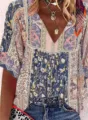 Dettaglio scollo a V patchwork floreale bohémien su elegante camicetta donna estiva - Taglia S / Top / Rosa