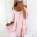 Rosa schulterfreies Spitzen-Minikleid, lockere Passform, gestuftes Design, Sommerkleid Detail. - Rosa