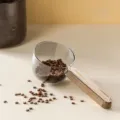 Cuchara de medida multifuncional para mascotas con mango de madera y escala clara. - Negro transparente