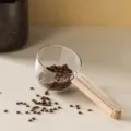 Cuchara medidora de cristal con mango de madera y marcas de escala para cocina y mascotas - Blanco Transparente