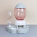 Distributore automatico di cibo e acqua per animali domestici con contenitore rosa e base grigia. - Grigio
