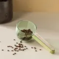 Práctica cuchara medidora multifuncional para mascotas con clip de cierre y escala clara. - Verde Traslúcido
