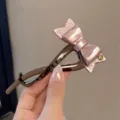 Vista detallada del elegante pasador de pelo con lazo de acetato, lazo rosa nacarado en clip marrón. - 3# Rosa Lazo Pinza Torsión
