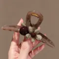Braune Harz Haarklammer mit Blumendekor, mittelgroße Haarklammer für elegante Frisuren. - Überkreuzter Stil (8#)