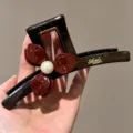 Elegante braune Blumen Haarkralle mit Perle, schicke Harz Haarklammer für Damenstyling. - Übergroß (Ca. 15cm) / Weinrote Dreiblättrige Blume