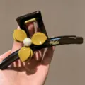 Elegante braune Haarklammer mit gelber Blume und Perle, stilvolles Haaraccessoire. - Übergroß (Ca. 15cm) / Gelbe Dreiblattblume
