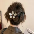 Nahaufnahme der eleganten braunen Batik-Blumen-Haarkralle, perfekt für stilvolle Hochsteckfrisuren. - Entenschnabelklemme (8#) / 12cm