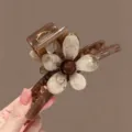 Detailansicht der braunen Blumen Haarspange, elegante große Acryl Haarklammer für schicke Frisuren. - Gerader Mittlerer Stil (2#)
