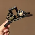 Große Haarklammer mit Leopardenmuster, Perlendetail und Metalldekor für dickes Haar. - Leopardenprint