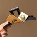 Große geometrische Haarklammer mit Goldperle und Metall-Etikett für dickes Haar Styling. - Braun