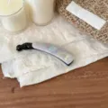 Gebogene Acetat Bananen Haarklammer mit Perlmutt Effekt für stylische Damen Pferdeschwänze. - AB Weiß