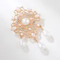Gedetailleerd overzicht van de vintage barokke parel strass gouden broche hanger accessoire. - Paleis Vintage Broche / Goud