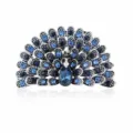 Close-up detail van vintage pauw broche met sprankelende blauwe strass steentjes en zilveren legering. - Oud zilver blauw (XZ4786B)